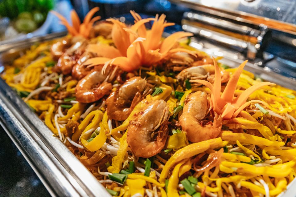 Bangkok: Alangka Luxury Buffet Dinner Cruise With Live Music - Getting Good Seating: Where You Put Yourself Matters