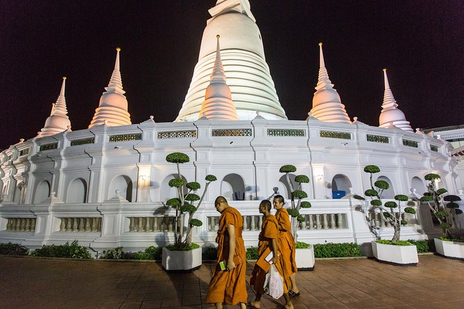 Bangkok by Night: Temples, Markets and Food Tuk-Tuk Tour - Temple time after sunset: grounds, photos, and a smart substitution