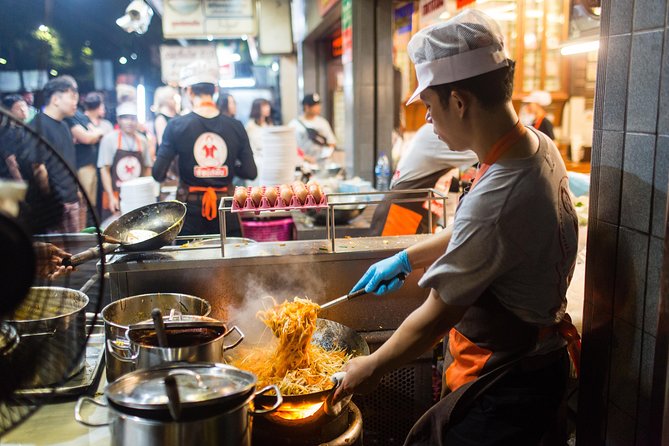 Bangkok by Night: Temples, Markets and Food Tuk-Tuk Tour - Pak Khlong Talat at night: the 24-hour flower market moment