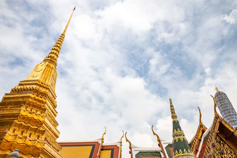 Bangkok: City Highlights Temple and Market Walking Tour - Who should book this temple and market walking tour