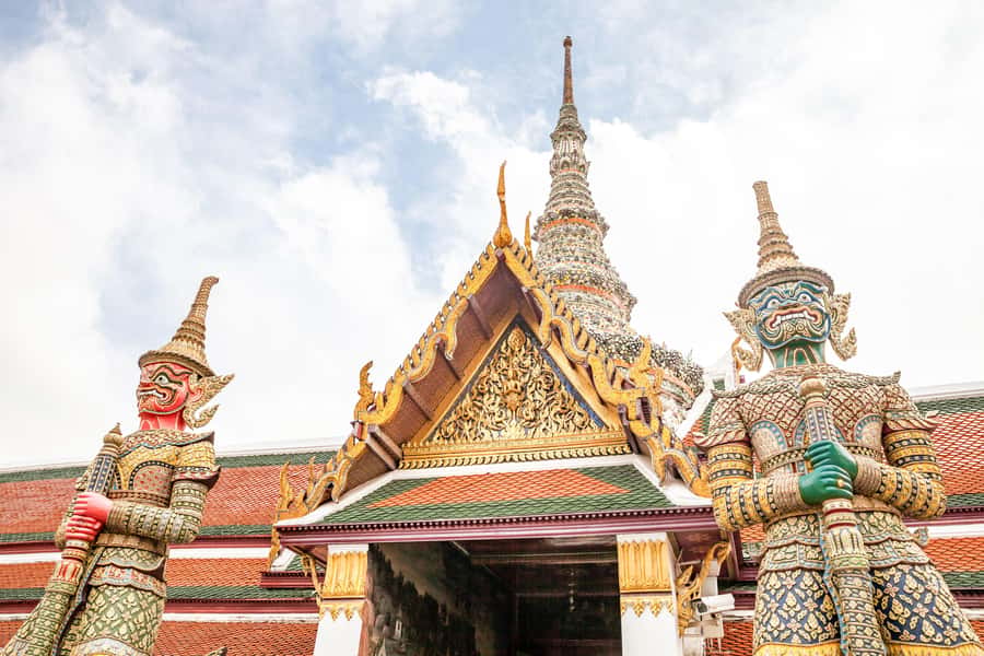 Bangkok: City Highlights Temple and Market Walking Tour - The Grand Palace: royal power, ceremony, and photo-smart walking