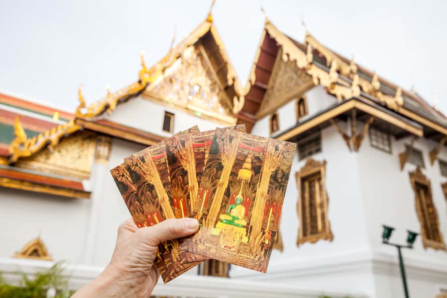 Bangkok: City Highlights Temple and Market Walking Tour - Tha Thien market and the amulet scene: Bangkok beyond temples