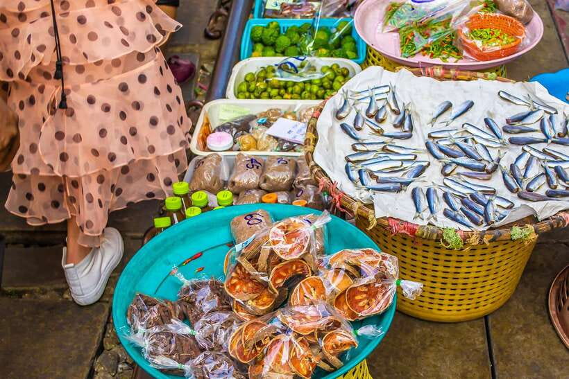 Bangkok: Damnoen Saduak Market and Maeklong Railway Market - Maeklong Railway Market, Talad Rom Hup: the Umbrella Pulldown moment