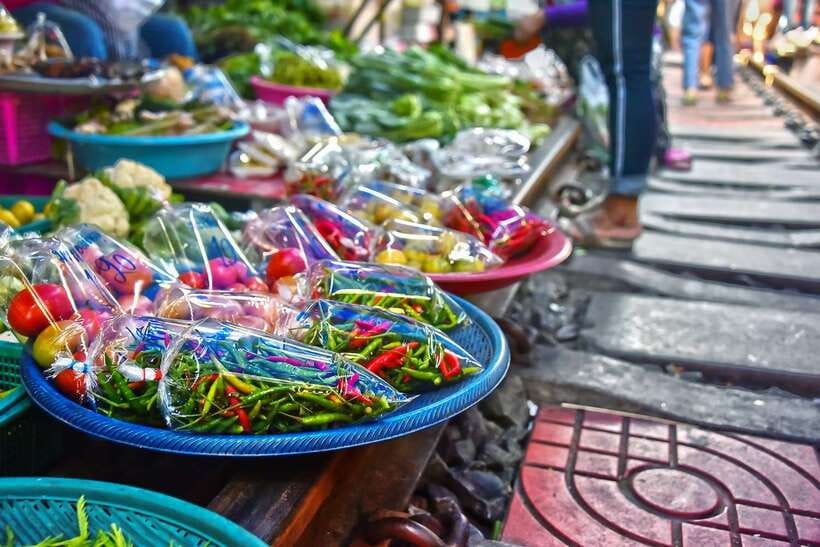 Bangkok: Damnoen Saduak Market and Maeklong Railway Market - Damnoen Saduak Floating Market: paddleboat access and canal-level shopping