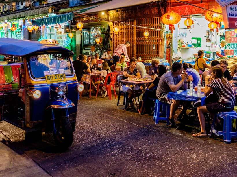 Bangkok: Evening Tour with Wat Arun, Wat Pho & Tuk Tuk Ride - The tuk-tuk ride to Yaowarat: a short thrill, then street food time