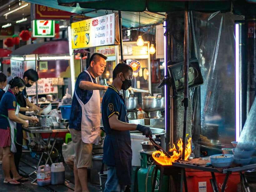 Bangkok: Evening Tour with Wat Arun, Wat Pho & Tuk Tuk Ride - Chinatown (Yaowarat) on your feet: what to do with your free time