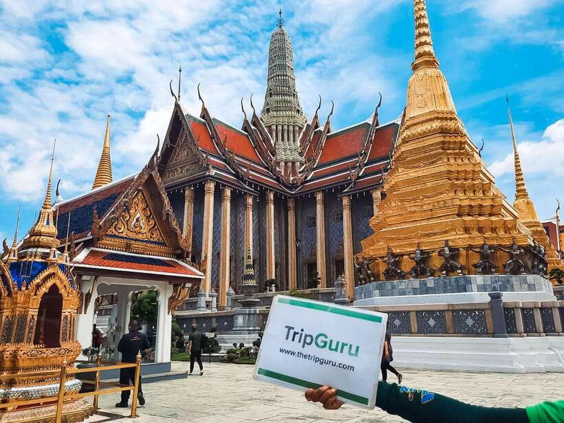 Bangkok: Grand Palace and Wat Phra Kaew Guided Walking Tour - Wat Phra Kaew and the Emerald Buddha: the main moment