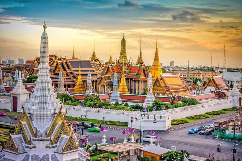 Bangkok: Grand Palace, Wat Pho, and Wat Arun Guided Tour - Wat Arun’s Prang and River Views: Best Stairs, Colorful Details, and a Classic Bangkok Angle