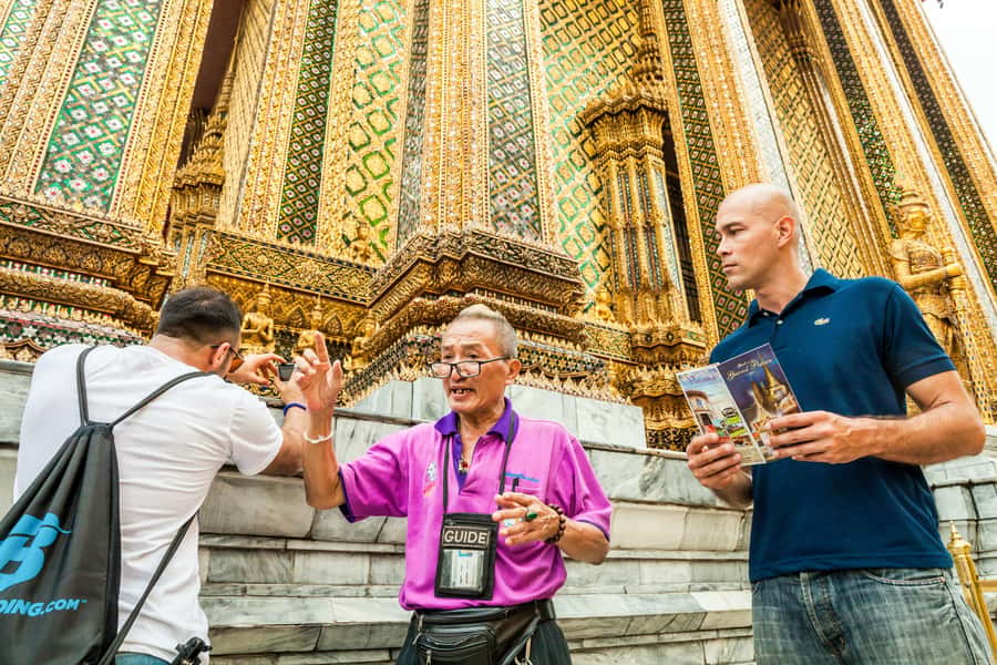 Bangkok: Grand Palace, Wat Pho, and Wat Arun Private Tour - Passing Tha Thien Market: a quick hit of local food culture