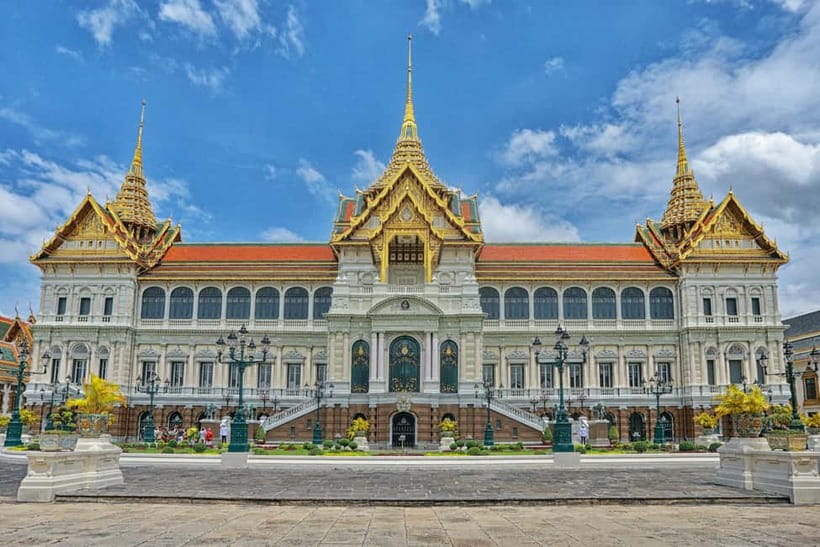 Bangkok: Grand Palace, Wat Pho, Wat Arun Sacred & Local Tour - Wat Pho and the Reclining Buddha: More Than a Famous Statue