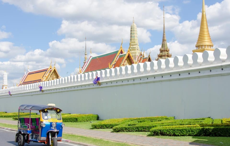 Bangkok: Guided Tour in a Typical Thai Tuk-Tuk - Pak Khlong Talat and Yaowarat Road: Flower Market to Chinatown contrast