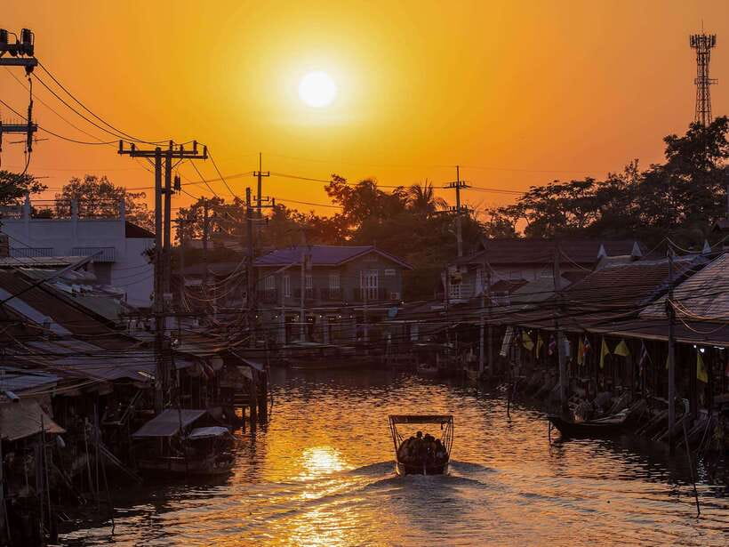 Bangkok: Maeklong Railway & Amphawa Floating Market Day Trip - Price value: is $49 enough, or are you paying for shortcuts?