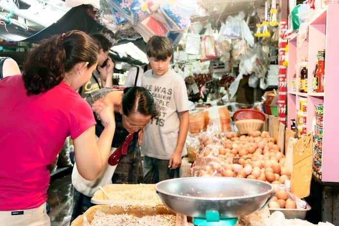 Bangkok: Maliwan Thai Cooking Class with Market Tour - Welcome drink, chef demo, and the rhythm of a 4-hour class