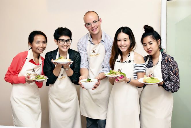 Bangkok: Maliwan Thai Cooking Class with Market Tour - Small groups (up to 6): why it feels personal