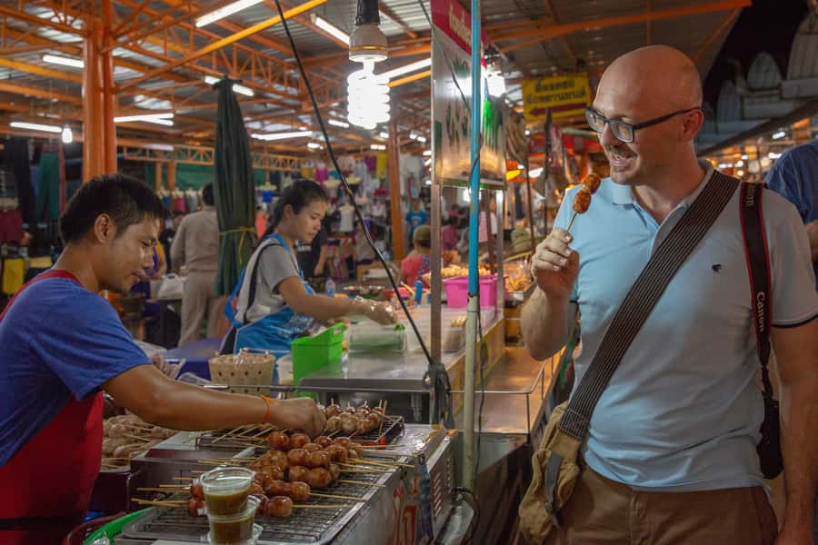 Bangkok: Markets, Temples and Food Night Tour by Tuk Tuk - Markets After Dark: Flower Market Energy and Food You Don’t Have to Hunt
