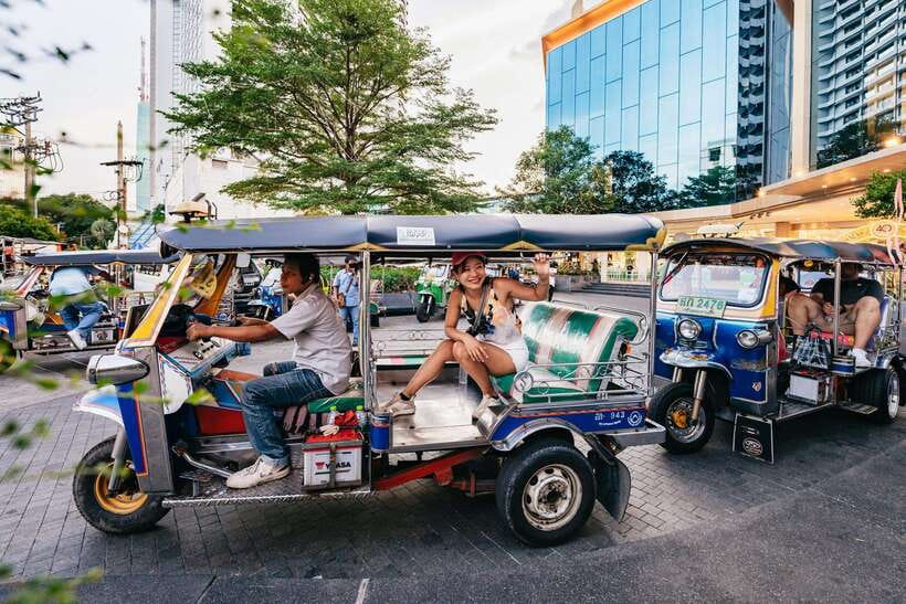 Bangkok: Michelin Guide Street Food Tour by Tuk Tuk - Stop 1: Lim Lao Ngow fishball egg noodles, the comfort starter