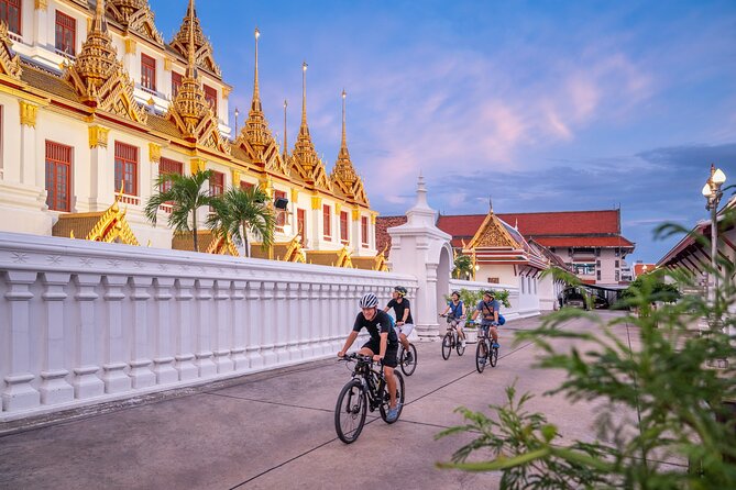Bangkok: Night Bike Tour with Temples & Flower Market Visit - Why Bangkok Night Feels Easier on Two Wheels