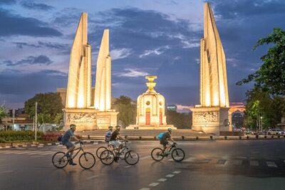 Bangkok: Night Bike Tour with Temples & Flower Market Visit - Getting Started at the Shop and Why the Early Pedal Matters