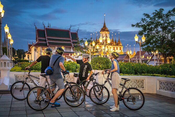 Bangkok: Night Bike Tour with Temples & Flower Market Visit - Pak Khlong Talat Flower Market: Where the Night Smells Like Work