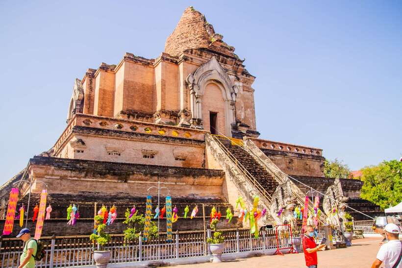 Chiang Mai: 3 Hour Old City and Temples Guided Walking Tour - Wat Phra Singh: Mosaic Sanctuary, Lion Buddha, and Gilded Pagodas