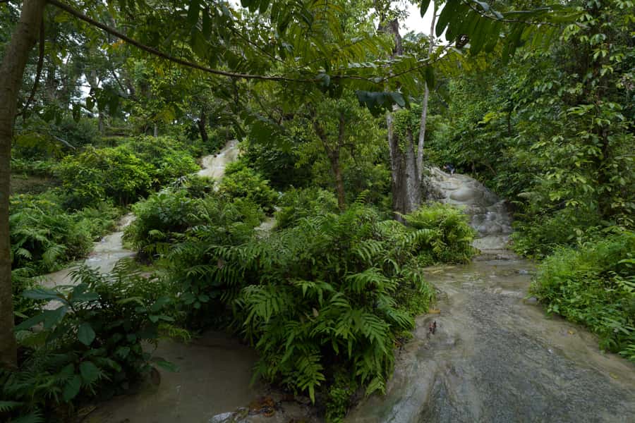 Chiang Mai: Bua Thong Sticky Waterfall and Huge Cave Tour - Guides in Action: Why Kim and John Get Mentioned So Often