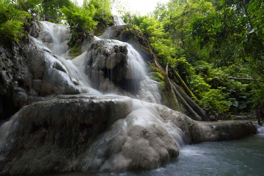 Chiang Mai: Bua Thong Sticky Waterfall & Huge Cave & Buffet - Nam Phu Chet Si: the seven-color fountain hike break