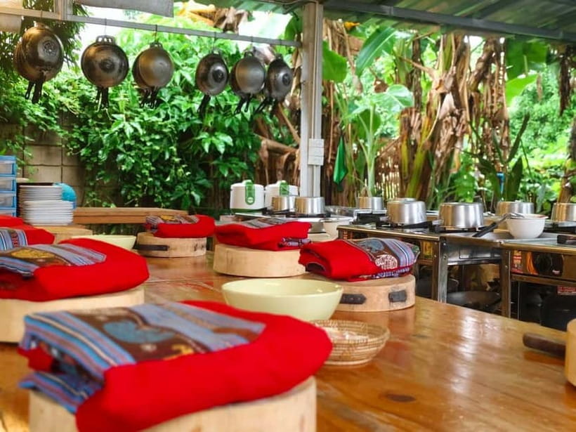 Chiang Mai: Cooking Class, Market & Thai Herbs Garden Tour - Curry paste from scratch: the mortar-and-pestle moment