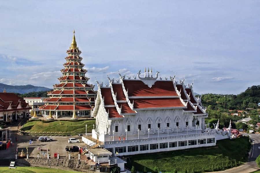 Chiang Rai White Temple and Blue Temple Day Tour - Lunch break at Wat Rong Suea-Ten: simple and practical, and on your own