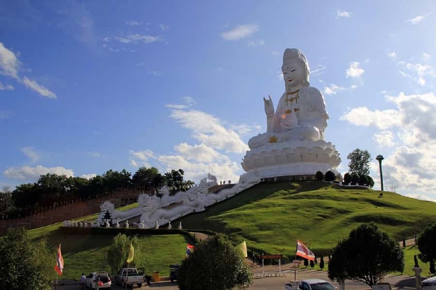 Chiang Rai White Temple and Blue Temple Day Tour - The guides: where the value really shows (and names you might hear)