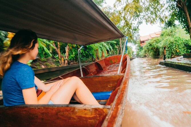 Damnoen Saduak Floating Market and Maeklong Railway Market Tour - Guide quality and the small-group advantage: why it can make or break the day