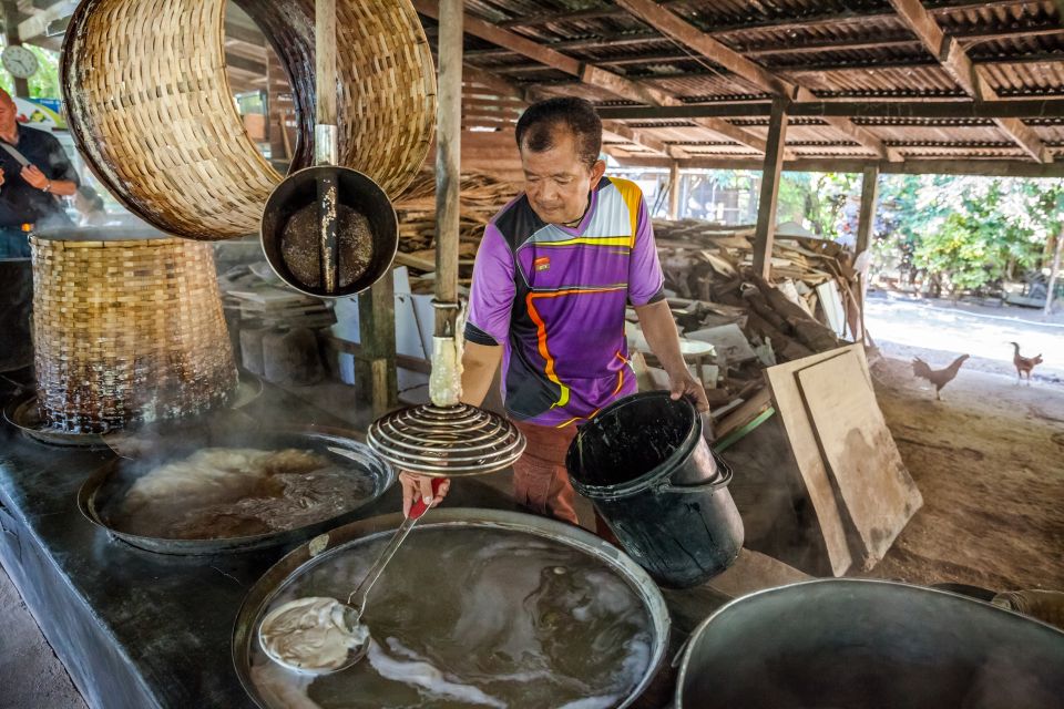 From Bangkok: Damnoen Saduak Floating Market Guided Tour - Paddle boat through narrow canals: getting your bearings in 15 minutes