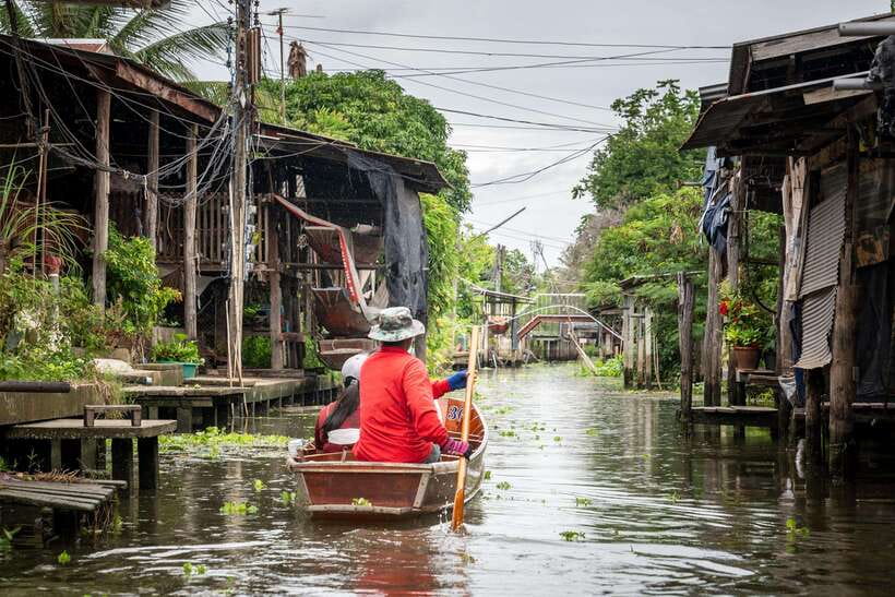 From Bangkok: Railway & Damnoen Saduak Floating Market Tour - Lao Tuk Luck floating market: the older style stop