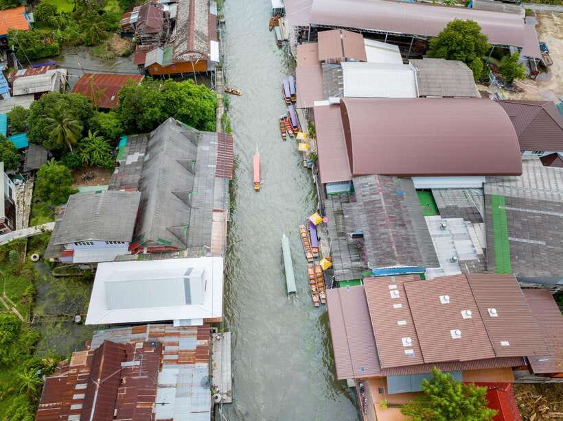 From Bangkok: Railway & Damnoen Saduak Floating Market Tour - Baan Tao Thai Derm sugar palm stop: more than a photo op