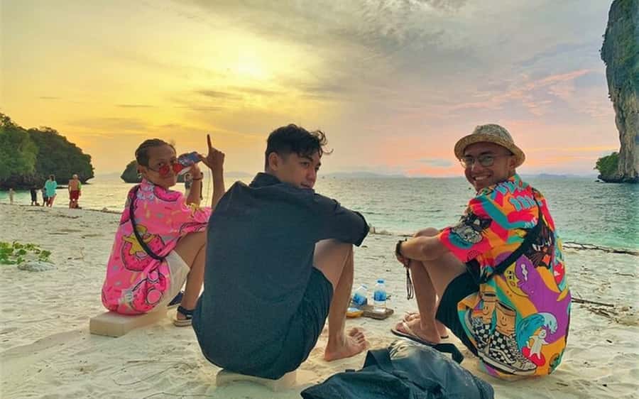 Krabi: Bioluminescent Plankton, Snorkeling & Sunset Tour - BBQ dinner by the beach: halal options and a view you actually eat with