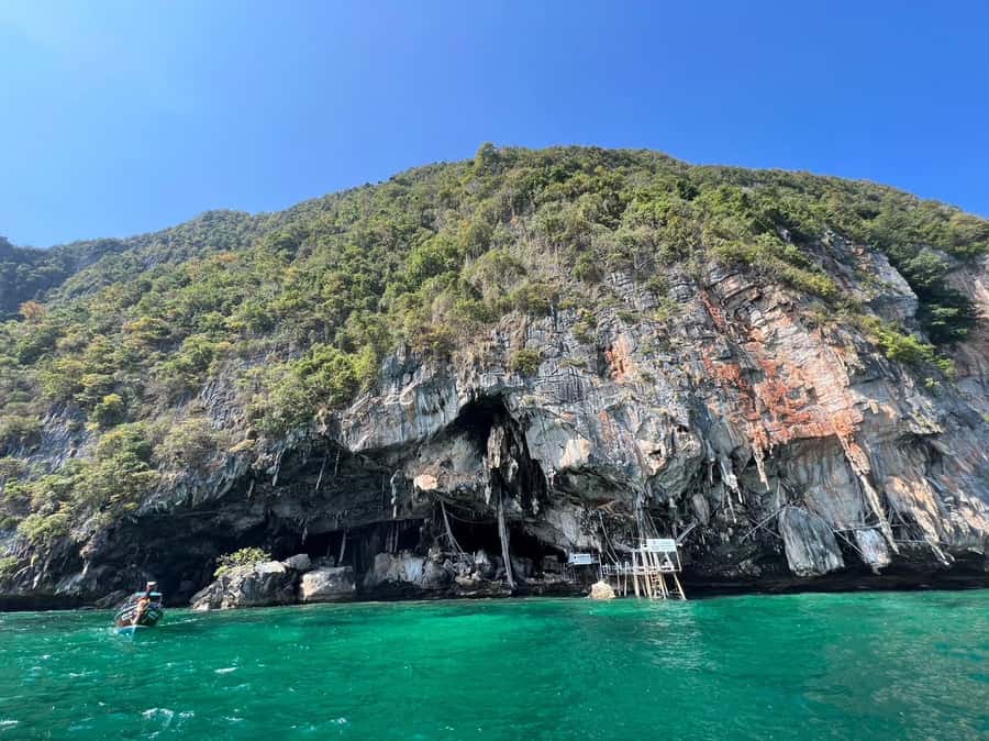Krabi: Phi Phi & 4 Islands Sunset Tour by Speedboat - Loh Samah Bay to Maya Bay: the walk, the rules, and the famous scenery