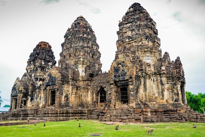 Lopburi Monkey Temple & Ayutthaya Old City Tour From Bangkok - Stop 1: Phra Prang Sam Yot and Lopburi’s Khmer-era footprint