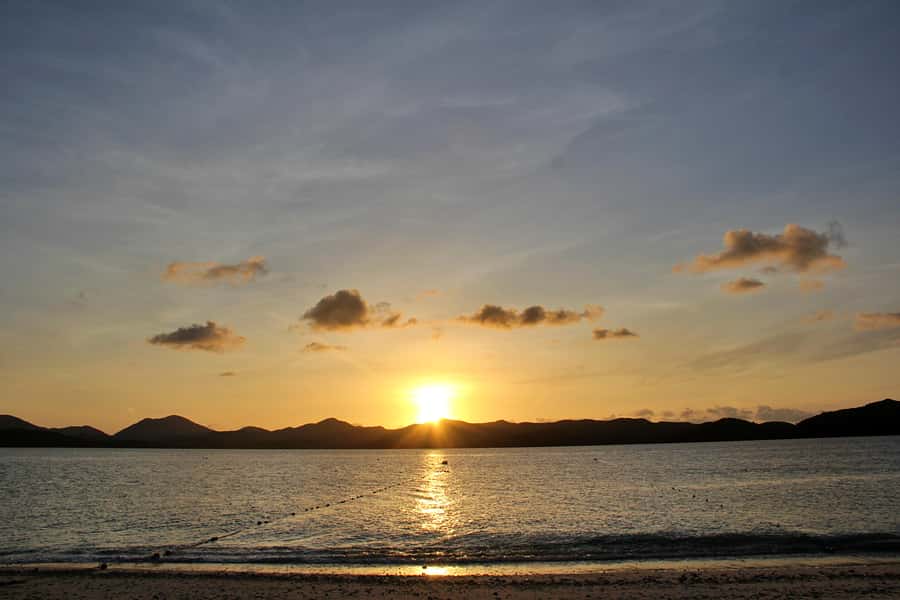 Phuket: Phi Phi Sunrise Boat Tour to Bamboo and Khai Island - Khai Nai Island sunrise breakfast: the calm start
