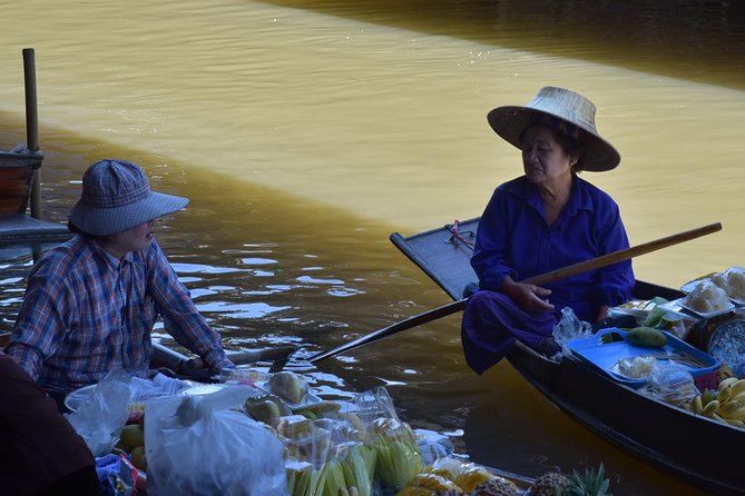 Private Excursion to Maeklong Railway and Floating Markets - Private guides in action: what the good ones do for you