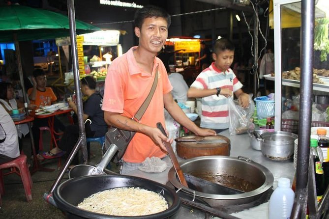 Small-Group Chiang Mai Evening Street Food Tour - What You’ll Taste: Northern Thai Staples, Sweets, and Noodle Variety