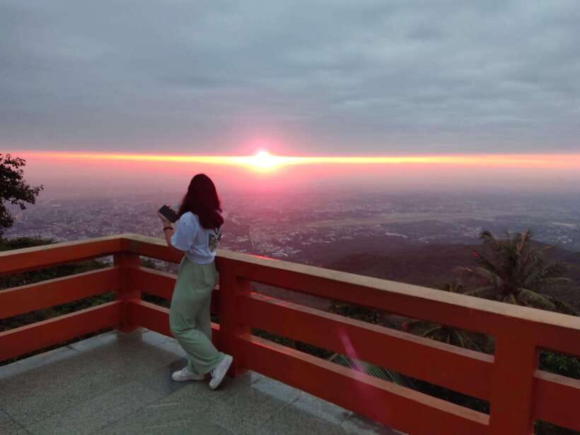 Spiritual Sunrise Wat Doi Suthep, Pha Lat, Alms & Meditation - From 5:00 am pickup to the climb at Doi Suthep